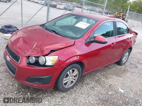 2012 Chevrolet Sonic LT z VIN 1G1JD5SBXC4177472, wystawiony jako IAAI lot #42549568 z przebiegiem 289 323 mil mil oraz . Historia ofert i sprzedaży dostępna na DreamBid. Obrazek 2.