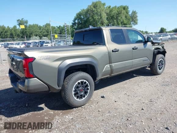 2024 Toyota Tacoma SR5 с VIN 3TMLB5JN0RM050356, выставлен на аукционе IAAI как лот 42552393 с пробегом 9 802 миль миль и . История ставок и продаж доступна на DreamBid. Изображение 4.