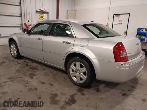 2006 Chrysler 300 C with VIN 2C3LK63H86H517910, listed as a IAAI auction lot 42595556 with 118,489 mi miles and . Bid and sale history available at DreamBid. Image 3.
