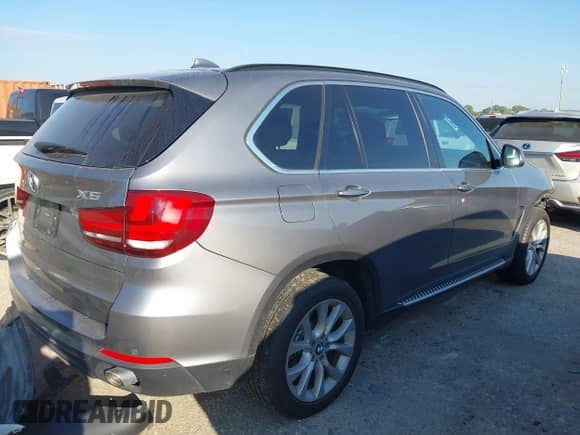 2016 BMW X5 xDrive35i z VIN 5UXKR0C53G0P27485, wystawiony jako IAAI lot #43298199 z przebiegiem 52 531 mil mil oraz . Historia ofert i sprzedaży dostępna na DreamBid. Obrazek 4.