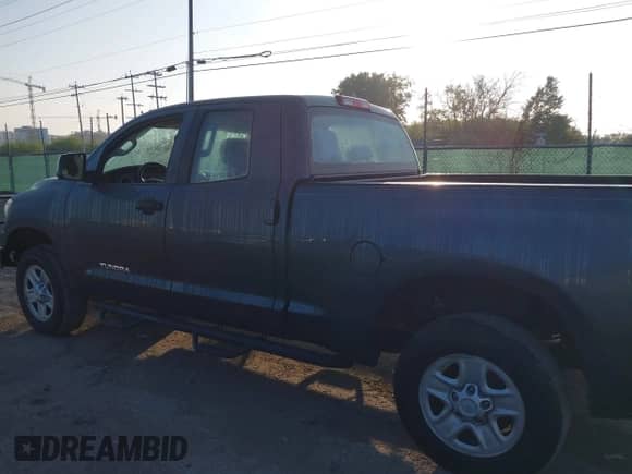 2010 Toyota Tundra z VIN 5TFRM5F14AX011634, wystawiony jako IAAI lot #43549744 z przebiegiem 213 171 mil mil oraz . Historia ofert i sprzedaży dostępna na DreamBid. Obrazek 14.