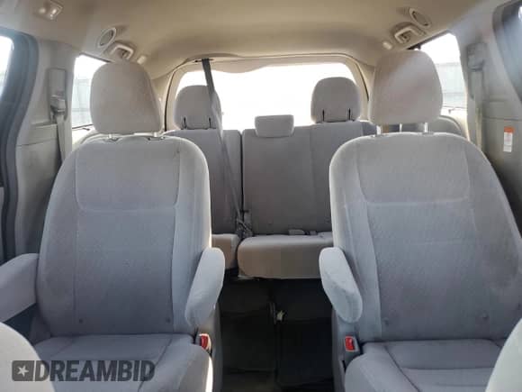 2018 Toyota Sienna LE z VIN 5TDJZ3DC3JS203625, wystawiony jako Copart lot #61287235 z przebiegiem 98 183 mil mil oraz Szkoda całkowita • Salvage title. Historia ofert i sprzedaży dostępna na DreamBid. Obrazek 10.