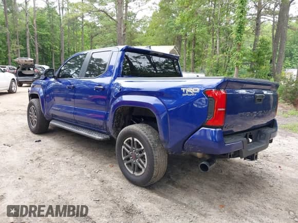2024 Toyota Tacoma SR5 z VIN 3TMLB5JN5RM079724, wystawiony jako IAAI lot #42507488 z przebiegiem 6 543 mil mil oraz . Historia ofert i sprzedaży dostępna na DreamBid. Obrazek 3.