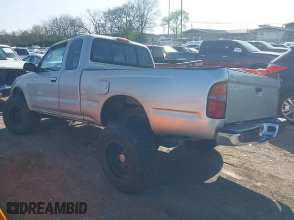 2000 Toyota Tacoma with VIN 5TEWM72N8YZ685490, listed as a IAAI auction lot 41938731 with 222,785 mi miles and . Bid and sale history available at DreamBid. Image 3.