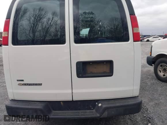 2011 Chevrolet Express Cargo z VIN 1GCWGGBA5B1187348, wystawiony jako IAAI lot #41684458 z przebiegiem 456 926 mil mil oraz . Historia ofert i sprzedaży dostępna na DreamBid. Obrazek 16.