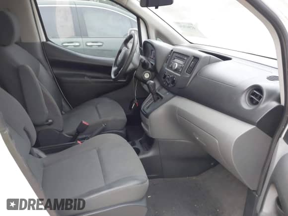 2015 Chevrolet City Express Cargo LS z VIN 3N63M0YN2FK700523, wystawiony jako IAAI lot #41947636 z przebiegiem 78 209 mil mil oraz . Historia ofert i sprzedaży dostępna na DreamBid. Obrazek 5.