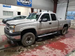 2004 Chevrolet Silverado 2500HD LT с VIN 1GCHK29G84E401927, выставлен на аукционе Copart как лот 87168474 с пробегом 137 414 миль миль и Списание • Salvage title. История ставок и продаж доступна на DreamBid. Изображение 1.