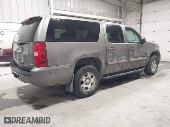 2011 Chevrolet Suburban LS z VIN 1GNSKHE32BR285696, wystawiony jako IAAI lot #42836337 z przebiegiem 146 763 mil mil oraz . Historia ofert i sprzedaży dostępna na DreamBid. Obrazek 4.