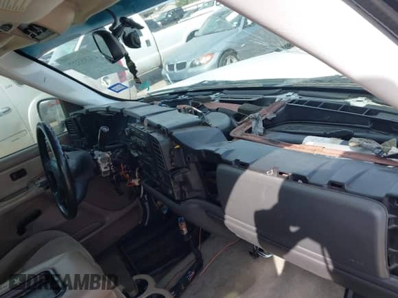 2005 Chevrolet Tahoe LT z VIN 1GNEC13TX5R217560, wystawiony jako IAAI lot #43285327 z przebiegiem 235 461 mil mil oraz . Historia ofert i sprzedaży dostępna na DreamBid. Obrazek 12.