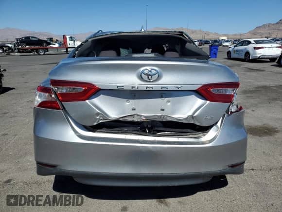 2020 Toyota Camry LE z VIN 4T1C11AK9LU979252, wystawiony jako Copart lot #82116635 z przebiegiem 69 969 mil mil oraz Szkoda całkowita • Salvage title. Historia ofert i sprzedaży dostępna na DreamBid. Obrazek 6.