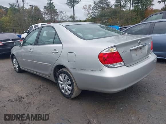 2005 Toyota Camry XLE z VIN 4T1BE32K05U043372, wystawiony jako IAAI lot #43552159 z przebiegiem 190 676 mil mil oraz . Historia ofert i sprzedaży dostępna na DreamBid. Obrazek 3.