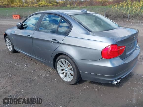 2011 BMW 3 Series 328i xDrive z VIN WBAPK5C58BFT74057, wystawiony jako IAAI lot #43356299 z przebiegiem 115 556 mil mil oraz . Historia ofert i sprzedaży dostępna na DreamBid. Obrazek 3.