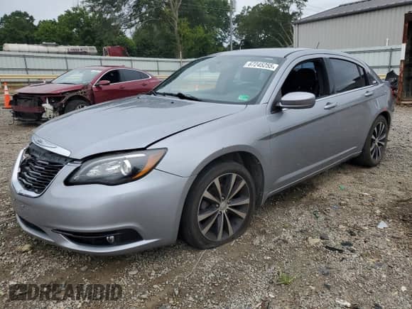 2013 Chrysler 200 Touring z VIN 1C3CCBBG9DN718136, wystawiony jako Copart lot #67245255 z przebiegiem 111 225 mil mil oraz Szkoda całkowita • Salvage title. Historia ofert i sprzedaży dostępna na DreamBid. Obrazek 1.