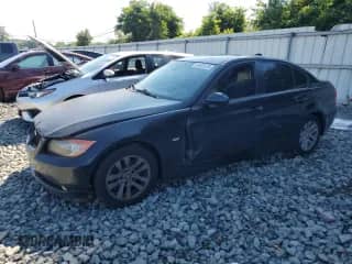 2007 BMW 3 Series 328i z VIN WBAVA33507KX78094, wystawiony jako Copart lot #65681275 z przebiegiem Nie podano mil oraz Szkoda całkowita • Salvage title. Historia ofert i sprzedaży dostępna na DreamBid. Obrazek 1.