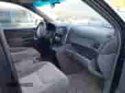 2010 Toyota Sienna CE z VIN 5TDKK4CC4AS296784, wystawiony jako IAAI lot #43375296 z przebiegiem 215 949 mil mil oraz . Historia ofert i sprzedaży dostępna na DreamBid. Obrazek 5.