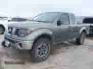 2007 Nissan Frontier SE z VIN 1N6AD06U57C401794, wystawiony jako IAAI lot #42486012 z przebiegiem 254 007 mil mil oraz . Historia ofert i sprzedaży dostępna na DreamBid. Obrazek 18.