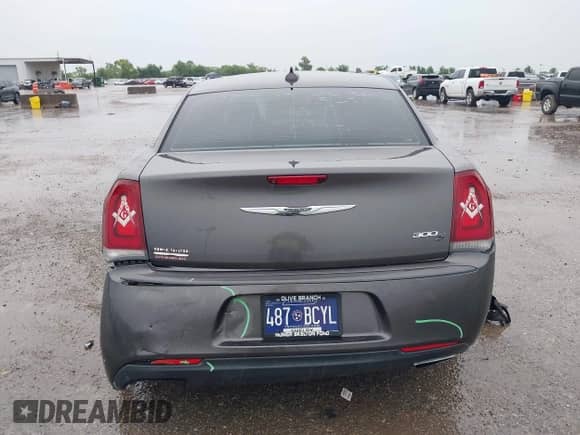 2015 Chrysler 300 S с VIN 2C3CCABG8FH859463, выставлен на аукционе IAAI как лот 42456189 с пробегом 158 051 миль миль и . История ставок и продаж доступна на DreamBid. Изображение 16.
