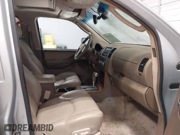 2005 Nissan Pathfinder SE z VIN 5N1AR18UX5C749610, wystawiony jako IAAI lot #41109719 z przebiegiem 230 042 mil mil oraz . Historia ofert i sprzedaży dostępna na DreamBid. Obrazek 5.