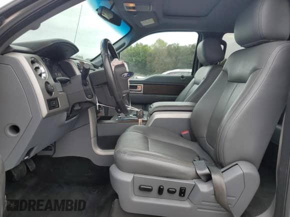 2013 Ford F-150 Lariat z VIN 1FTFW1EF1DFA62490, wystawiony jako Copart lot #84170535 z przebiegiem 43 617 mil mil oraz Szkoda całkowita • Salvage title. Historia ofert i sprzedaży dostępna na DreamBid. Obrazek 7.