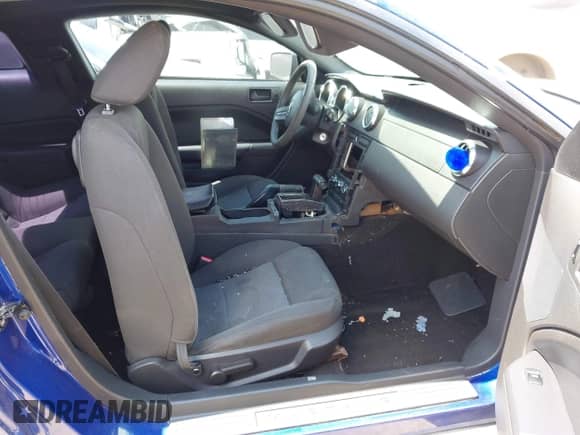 2005 Ford Mustang Deluxe with VIN 1ZVFT80N355125223, listed as a IAAI auction lot 43054913 with 97,966 mi miles and . Bid and sale history available at DreamBid. Image 5.