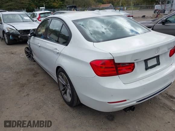 2015 BMW 3 Series 328i xDrive z VIN WBA3B3G52FNT18723, wystawiony jako IAAI lot #43313266 z przebiegiem 97 068 mil mil oraz . Historia ofert i sprzedaży dostępna na DreamBid. Obrazek 3.