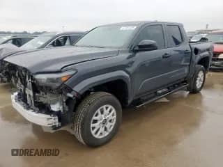 2025 Toyota Tacoma SR z VIN 3TYLD5KN3ST019038, wystawiony jako Copart lot #67351425 z przebiegiem 1 413 mil mil oraz Szkoda całkowita • Salvage title. Historia ofert i sprzedaży dostępna na DreamBid. Obrazek 1.