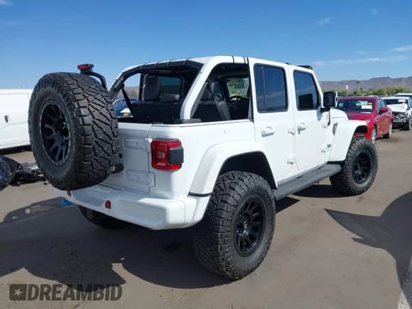 2021 Jeep Wrangler Unlimited Sahara z VIN 1C4JJXP63MW716690, wystawiony jako IAAI lot #42087879 z przebiegiem 40 889 mil mil oraz . Historia ofert i sprzedaży dostępna na DreamBid. Obrazek 4.