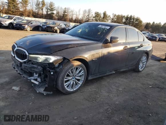 2023 BMW 3 Series 330e xDrive z VIN 3MW39FS09P8D11748, wystawiony jako Copart lot #44185745 z przebiegiem 42 618 mil mil oraz Czysty tytuł • Clean title. Historia ofert i sprzedaży dostępna na DreamBid. Obrazek 1.