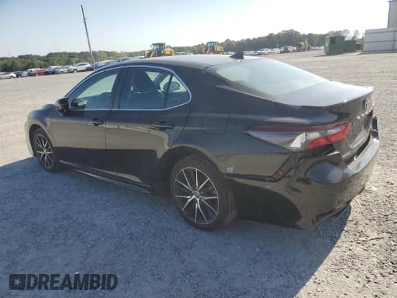 2021 Toyota Camry SE Nightshade z VIN 4T1G11AK8MU591870, wystawiony jako Copart lot #71969245 z przebiegiem 105 910 mil mil oraz Szkoda całkowita • Salvage title. Historia ofert i sprzedaży dostępna na DreamBid. Obrazek 2.