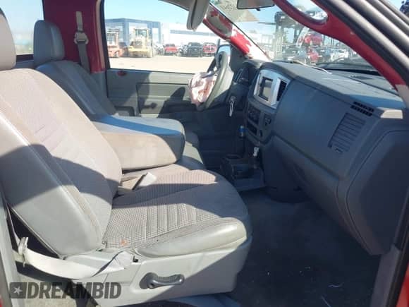 2006 Dodge 1500 ST z VIN 1D7HA16K16J216110, wystawiony jako IAAI lot #43222641 z przebiegiem 100 453 mil mil oraz . Historia ofert i sprzedaży dostępna na DreamBid. Obrazek 5.