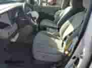 2018 Toyota Sienna LE z VIN 5TDJZ3DC0JS209656, wystawiony jako Copart lot #45053565 z przebiegiem 90 516 mil mil oraz Szkoda całkowita • Salvage title. Historia ofert i sprzedaży dostępna na DreamBid. Obrazek 7.