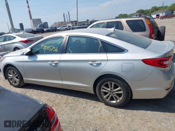 2017 Hyundai Sonata SE с VIN 5NPE24AF7HH513724, выставлен на аукционе IAAI как лот 43005758 с пробегом 138 253 миль миль и . История ставок и продаж доступна на DreamBid. Изображение 14.