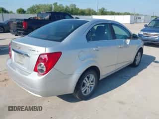 2014 Chevrolet Sonic LT z VIN 1G1JC5SG0E4111997, wystawiony jako IAAI lot #43219845 z przebiegiem 168 698 mil mil oraz . Historia ofert i sprzedaży dostępna na DreamBid. Obrazek 4.