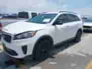 2020 Kia Sorento LX z VIN 5XYPG4A52LG660695, wystawiony jako IAAI lot #42705893 z przebiegiem 180 717 mil mil oraz . Historia ofert i sprzedaży dostępna na DreamBid. Obrazek 2.
