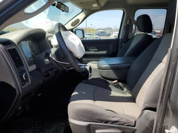 2010 Dodge 1500 ST z VIN 1D7RV1GP6AS183580, wystawiony jako Copart lot #52750275 z przebiegiem 121 241 mil mil oraz Szkoda całkowita • Salvage title. Historia ofert i sprzedaży dostępna na DreamBid. Obrazek 7.