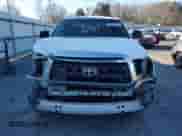 2012 Toyota Tundra z VIN 5TFRU5F1XCX027582, wystawiony jako Copart lot #85649634 z przebiegiem 267 030 mil mil oraz Szkoda całkowita • Salvage title. Historia ofert i sprzedaży dostępna na DreamBid. Obrazek 5.