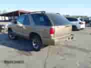 2002 Chevrolet Blazer LS с VIN 1GNCS18WX2K160391, выставлен на аукционе IAAI как лот 41731100 с пробегом 250 283 миль миль и . История ставок и продаж доступна на DreamBid. Изображение 3.