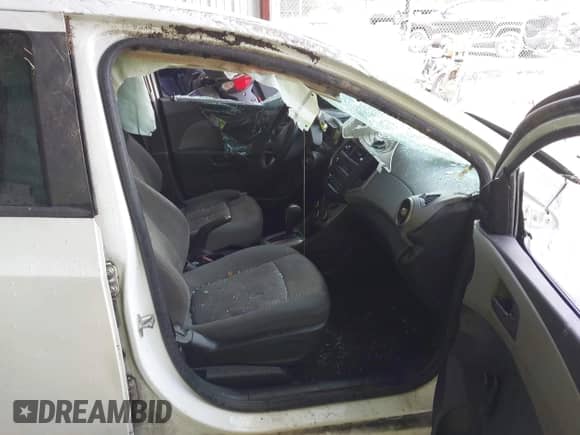 2015 Chevrolet Sonic LS с VIN 1G1JA5SH3F4128681, выставлен на аукционе IAAI как лот 42668492 с пробегом 127 966 миль миль и . История ставок и продаж доступна на DreamBid. Изображение 5.