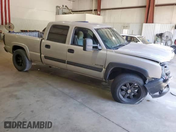 2005 Chevrolet Silverado 1500HD LS z VIN 1GCGC13U85F838985, wystawiony jako Copart lot #57083315 z przebiegiem 284 737 mil mil oraz Szkoda całkowita • Salvage title. Historia ofert i sprzedaży dostępna na DreamBid. Obrazek 4.