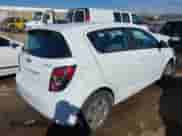2016 Chevrolet Sonic LS z VIN 1G1JA6SH8G4175356, wystawiony jako IAAI lot #41662554 z przebiegiem Nie podano mil oraz . Historia ofert i sprzedaży dostępna na DreamBid. Obrazek 4.