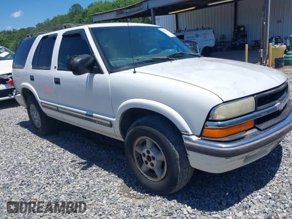 2000 Chevrolet Blazer LT with VIN 1GNDT13W9Y2218539, listed as a IAAI auction lot 42311054 with 327,214 mi miles and . Bid and sale history available at DreamBid. Image 1.