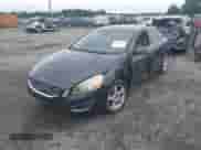 2013 Volvo S60 T5 Premier z VIN YV1612FS8D2180344, wystawiony jako IAAI lot #42863760 z przebiegiem 193 207 mil mil oraz . Historia ofert i sprzedaży dostępna na DreamBid. Obrazek 2.