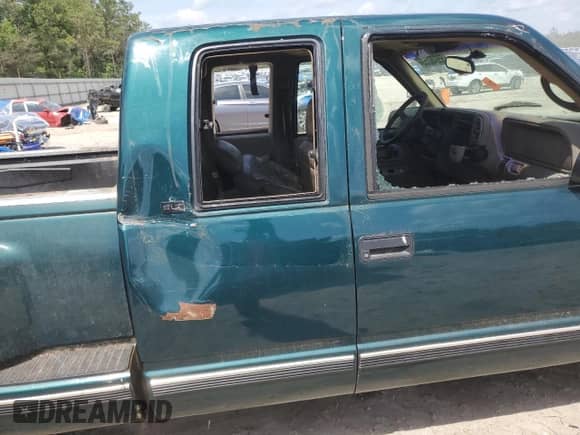 1997 GMC Sierra 1500 z VIN 2GTEC19R4V1506513, wystawiony jako Copart lot #55646355 z przebiegiem Nie podano mil oraz Czysty tytuł • Clean title. Historia ofert i sprzedaży dostępna na DreamBid. Obrazek 10.