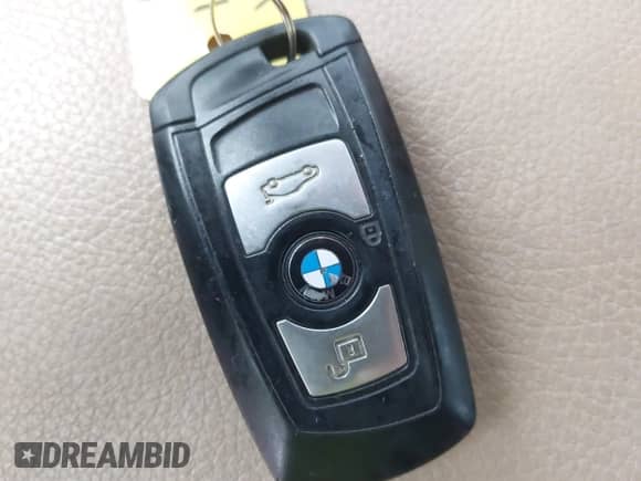 2013 BMW 3 Series 328i xDrive z VIN WBA3B3G50DNR81124, wystawiony jako IAAI lot #41087933 z przebiegiem 133 660 mil mil oraz . Historia ofert i sprzedaży dostępna na DreamBid. Obrazek 11.