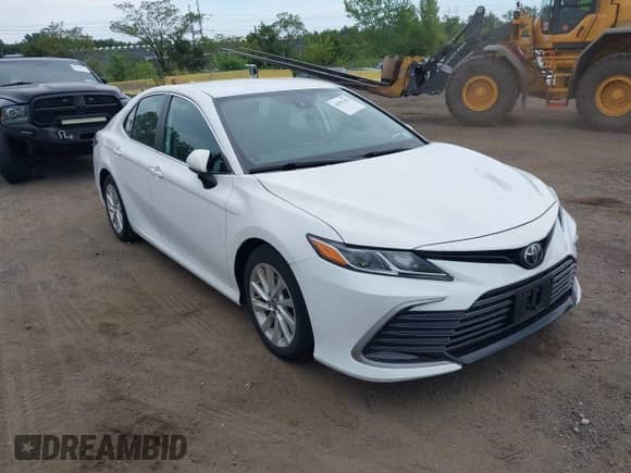 2021 Toyota Camry LE z VIN 4T1C11AK3MU424931, wystawiony jako IAAI lot #42981102 z przebiegiem 42 246 mil mil oraz . Historia ofert i sprzedaży dostępna na DreamBid. Obrazek 1.