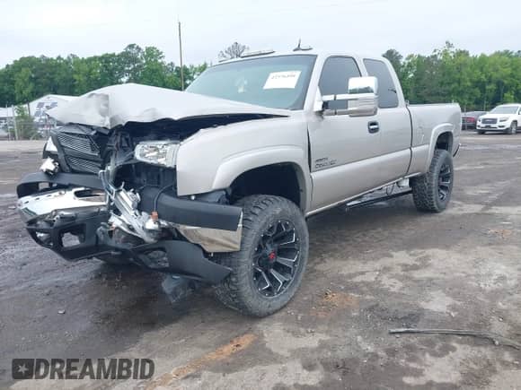 2004 Chevrolet Silverado 2500HD LT z VIN 1GCHK29114E215156, wystawiony jako IAAI lot #42376499 z przebiegiem Nie podano mil oraz . Historia ofert i sprzedaży dostępna na DreamBid. Obrazek 2.