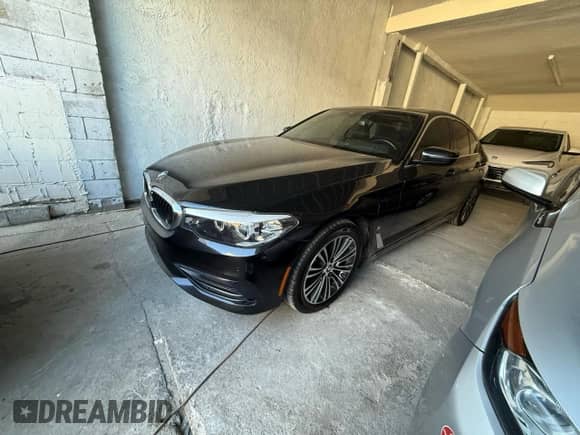 2019 BMW 5 Series 530e with VIN WBAJA9C58KB389469, listed as a Copart auction lot 85200995 with 119,371 mi miles and Clean title. Bid and sale history available at DreamBid. Image 2.