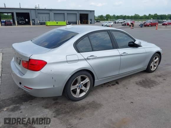 2014 BMW 3 Series 320i с VIN WBA3B1G50ENN90626, выставлен на аукционе IAAI как лот 42871581 с пробегом 182 455 миль миль и . История ставок и продаж доступна на DreamBid. Изображение 4.