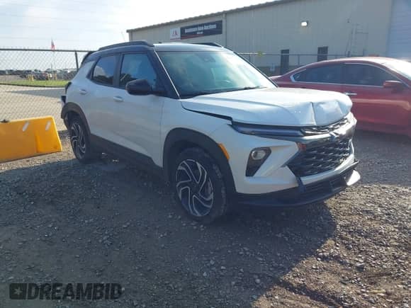 2025 Chevrolet TrailBlazer RS с VIN KL79MTSLXSB008759, выставлен на аукционе IAAI как лот 42597012 с пробегом 14 622 миль миль и . История ставок и продаж доступна на DreamBid. Изображение 1.