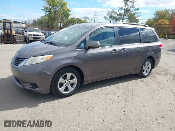 2012 Toyota Sienna LE AAS z VIN 5TDKK3DC8CS271513, wystawiony jako IAAI lot #43429254 z przebiegiem 259 457 mil mil oraz . Historia ofert i sprzedaży dostępna na DreamBid. Obrazek 2.